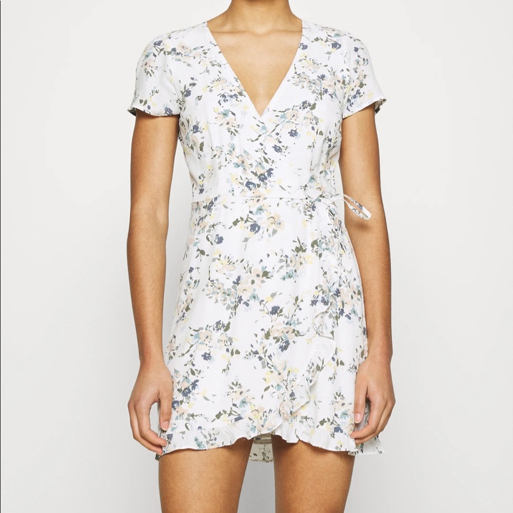 Abercrombie & Fitch Ruffle wrap dress in Floral pattern